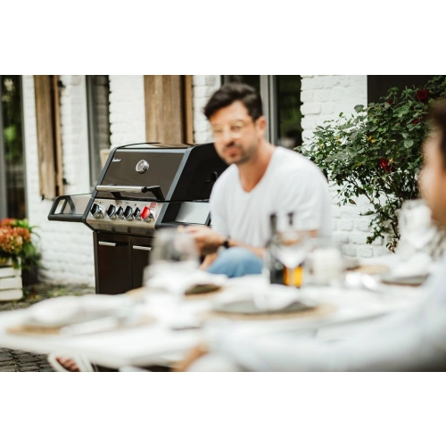 Grill gazowy Enders Monroe Black PRO 4 IK Turbo: Podnieś Temperaturę Grillowania z Palnikiem Rożna Infrared